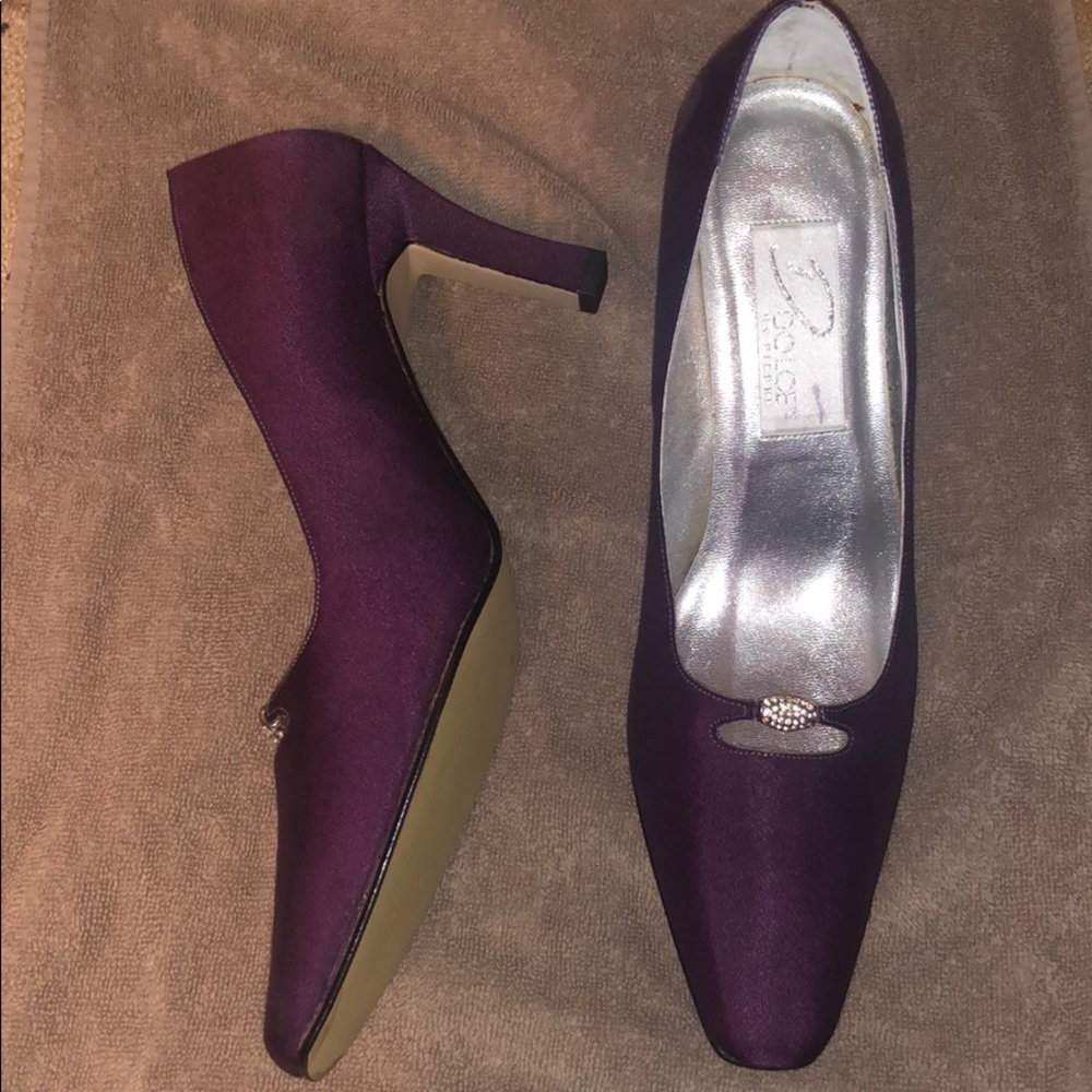 Plum pumps with silver pendant